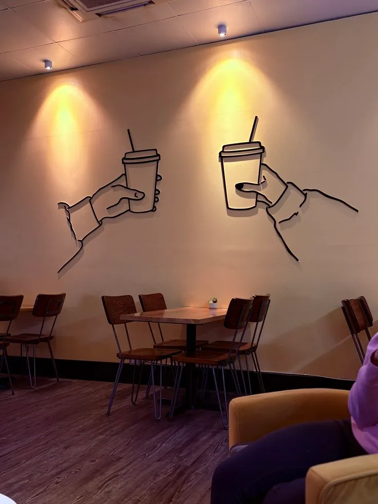 Mains tenant des tasses