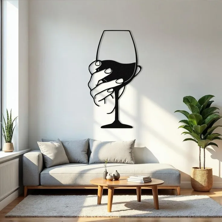 Main tenant un verre de vin
