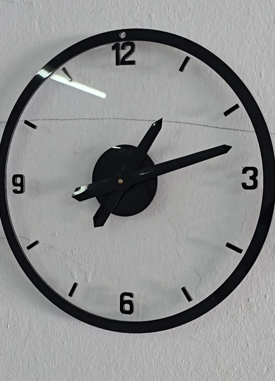 Horloge transparente minimaliste — vue principale